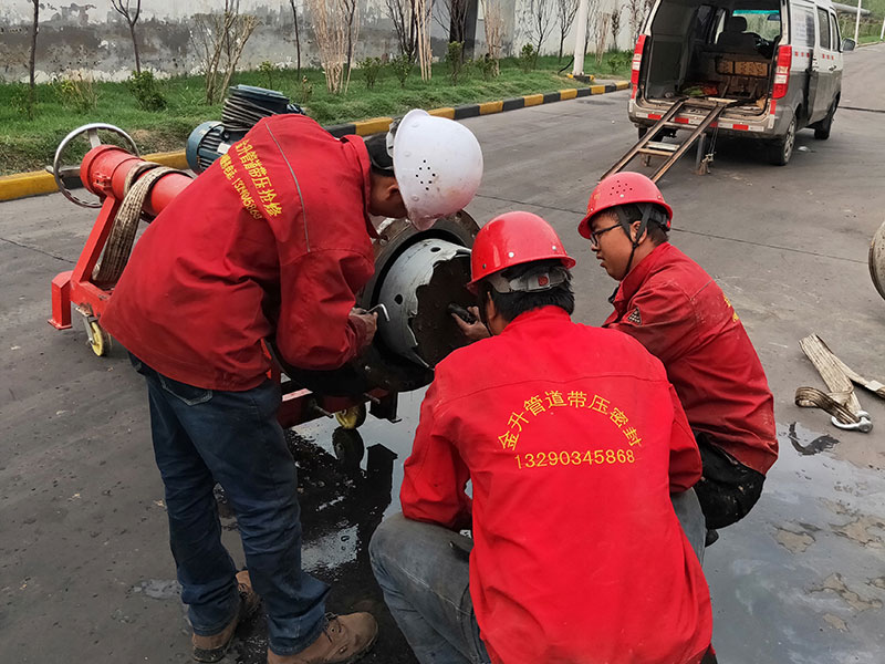 DN500循環(huán)水管道帶壓開(kāi)孔順利完成！2.jpg